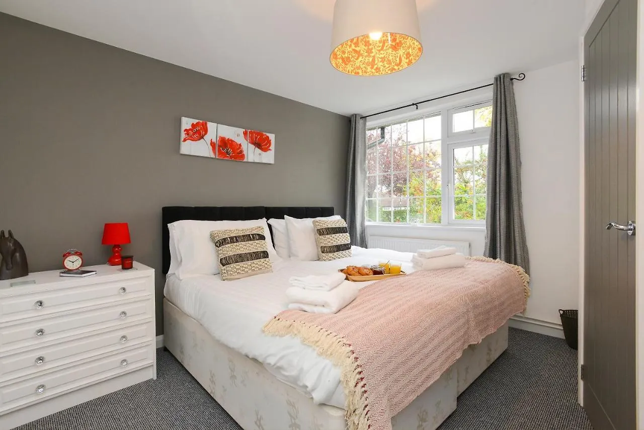 De Luxe Short Stays-Middleton Lodge location